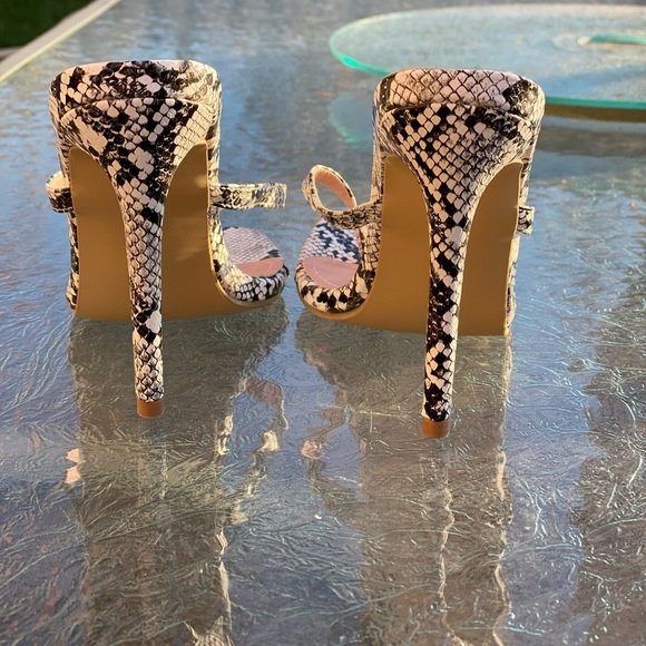 Snake Print slip on high heels - Picture 7 of 8